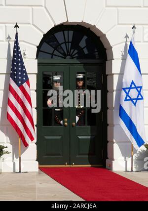 Washington, DC, USA. 27th Gen 2020. I membri della Guardia D'Onore si preparano all'arrivo di Benjamin Netanyahu, primo Ministro dello Stato d'Israele, alla Casa Bianca di Washington, DC, Stati Uniti, lunedì 27 gennaio 2020. Credito: Stefani Reynolds/CNP | utilizzo credito mondiale: DPA/Alamy Live News Foto Stock