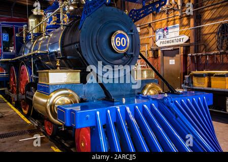 Locomotive a vapore a carbone e a legna. Repliche di motori a vapore originali lungo la TransContinental RR.. Situato a Promontory Point, Utah, Stati Uniti. Foto Stock