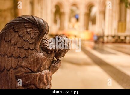 Close Up Shot Di Angolo Di Legno Figura Pregare All'Interno Della Cattedrale Di Norwich Foto Stock