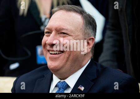 Washington, DC, USA. 27th Gen 2020. Il Segretario di Stato degli Stati Uniti Mike Pompeo partecipa all'incontro del presidente degli Stati Uniti Donald J. Trump e del primo ministro Benjamin Netanyahu di Israele (entrambi non raffigurati) nell'Ufficio ovale della Casa Bianca di Washington, DC, USA, 27 gennaio 2020. Il presidente Donald J. Trump dovrebbe svelare un piano di pace in Medio Oriente durante la visita del primo ministro Netanyahu, 28 gennaio.credito: Michael Reynolds/Pool via CNP | utilizzo credito mondiale: DPA/Alamy Live News Foto Stock
