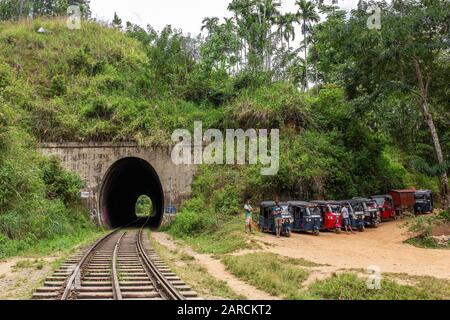 Tuk tuk mototaxi parcheggio vicino stazione ferroviaria in Sri Lanka. Foto Stock