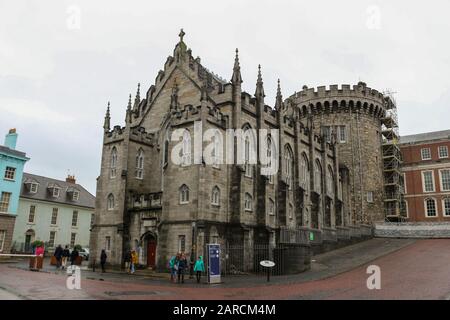 18 febbraio 2018, Dublino Irlanda: Vista dell'iconico castello di Dublino in una giornata piovosa e torbida. Si tratta di una popolare destinazione turistica Foto Stock