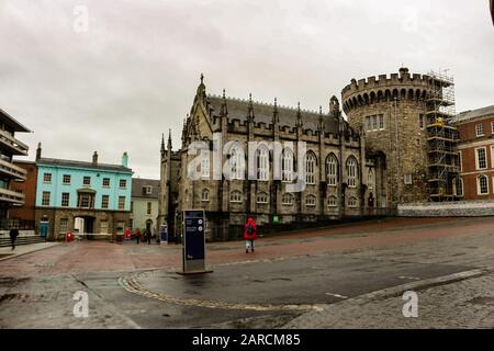 18 febbraio 2018, Dublino Irlanda: Vista dell'iconico castello di Dublino in una giornata piovosa e torbida. Si tratta di una popolare destinazione turistica Foto Stock