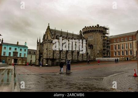 18 febbraio 2018, Dublino Irlanda: Vista dell'iconico castello di Dublino in una giornata piovosa e torbida. Si tratta di una popolare destinazione turistica Foto Stock