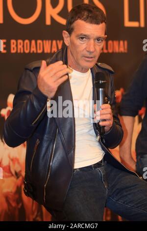 27H Jan, ANTONIO BANDERAS e PABLO PUYOL presentano a Barcellona LA LINEA musicale A CHORUS a Teatre Tivoli Foto Stock