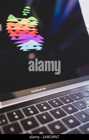 Illustrazione creativa del logo Apple Mac sullo schermo di un MacBook Pro Foto Stock