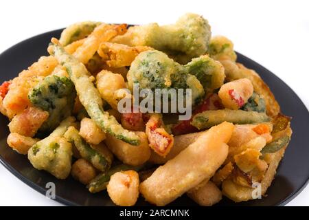 Tempura vegetale giapponese isolata su sfondo bianco. Primo piano Foto Stock