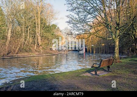 Paesaggio di rive alberate del fiume, sede in legno e Colin P. Witter lock sul fiume Avon, Stratford on Avon, Inghilterra, Regno Unito Foto Stock