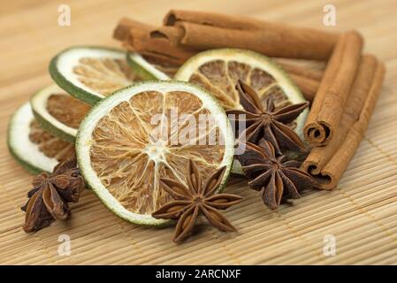 Stelle di anice, le fette di limone e le stecche di cannella Foto Stock