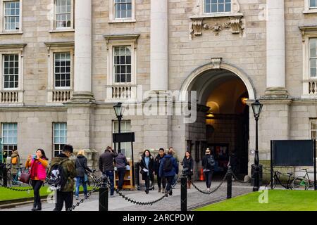 18 febbraio 2018, Dublino Irlanda: Fotografia editoriale degli studenti che entrano al trinity College. Foto Stock