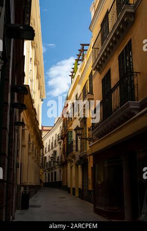 Una Strada Stretta nel colorato quartiere ebraico di Siviglia, Andalusia, Andalusia, Spagna. Foto Stock