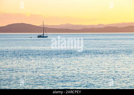 una barca a vela in moto attraverso lo stretto di Haro tra l'Isola di San Juan e l'Isola di Vancouver. Foto Stock