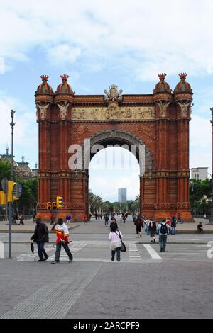 L'Arc de Triomf o Arco de Triunfo di Barcellona, in Spagna, si trova su una trafficata strada pedonale. Foto Stock