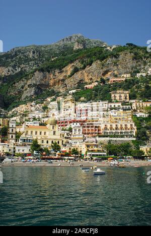 Spiaggia di Positano e molo visto dall'acqua. Campania, Italia Foto Stock