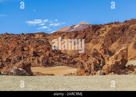 Vista della vetta del monte teide dal parco nazionale roccioso paesaggio lunare del deserto tenerife Spagna dal parco nazionale del monte teide Foto Stock