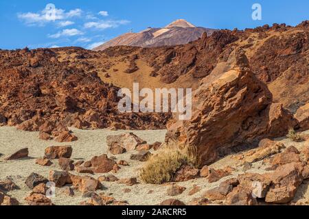 Vista della vetta del monte teide dal parco nazionale roccioso paesaggio lunare del deserto tenerife Spagna dal parco nazionale del monte teide Foto Stock