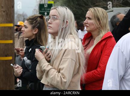 Calabasas, Stati Non Legati, 26 Gennaio 2020. I fan si radunano fuori dall'elicottero e si schiantano sulle colline di Calabasas, California Sunday Afternoon Jauary 26, la stella NBA Kobe Braynt e il suo daighter Gianna da 13 anni sono stati tra le 9 persone uccise nel crash. Credito: Daniel Dreifuss/Alamy Live News Foto Stock