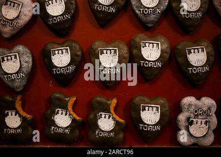 Torun, Polonia - 14 dicembre 2019: Primo piano dei magneti da frigo a forma di pan di zenzero al cioccolato con l'iscrizione 'Torun' Foto Stock