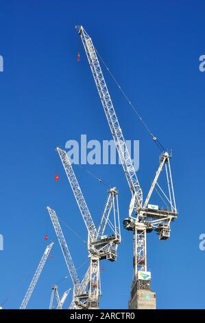 Gru a torre bianca per lavori di costruzione, King's Cross, Londra, Inghilterra, Regno Unito Foto Stock