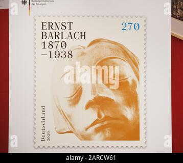 27 gennaio 2020, Mecklenburg-Vorpommern, Güstrow: Il francobollo speciale "150th compleanno Ernst Barlach" sarà presentato nelle sale della Ernst Barlach Foundation Güstrow. Il francobollo da 270 cent è stato rilasciato dal Ministero delle Finanze tedesco il 2nd gennaio. Viene mostrata la testa dell'opera "Der Schwebende". Foto: Stefan Sauer/Dpa Foto Stock