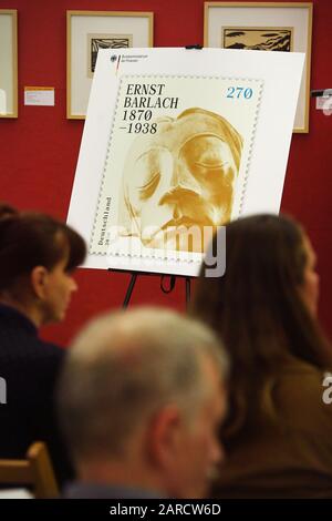 27 gennaio 2020, Mecklenburg-Vorpommern, Güstrow: Il francobollo speciale "150th compleanno Ernst Barlach" sarà presentato nelle sale della Ernst Barlach Foundation Güstrow. Il francobollo da 270 cent è stato rilasciato dal Ministero delle Finanze tedesco il 2nd gennaio. Viene mostrata la testa dell'opera "Der Schwebende". Foto: Stefan Sauer/Dpa Foto Stock