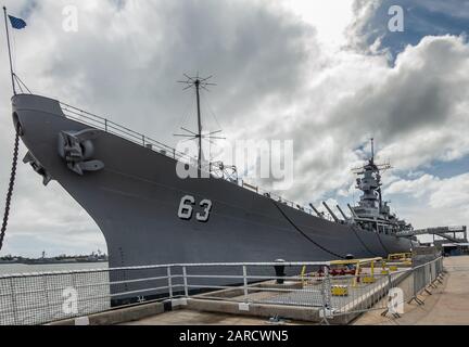 Oahu, Hawaii, Stati Uniti. - 10 Gennaio 2020: Pearl Harbor. Prua della USS Missouri vista dalla banchina sotto il paesaggio. Foto Stock