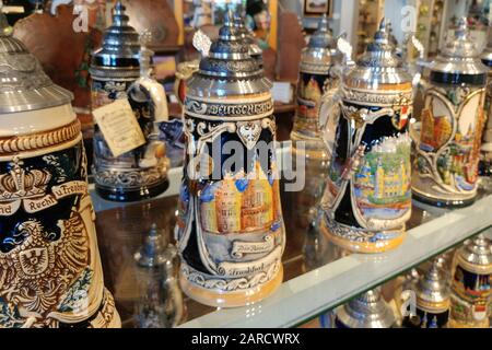 Tazze di birra in mostra in un negozio a Fredrickburg, Texas Foto Stock