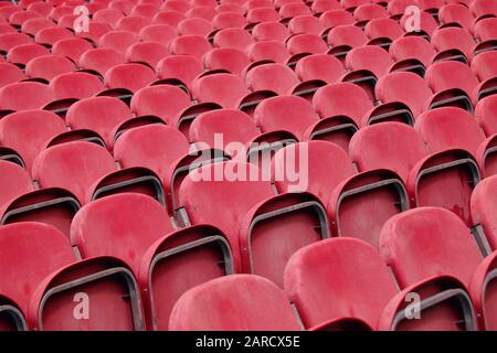 Posti a sedere vuoti in plastica rossa, Scozia Foto Stock