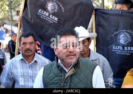 Jesús López Rodríguez, leader del fronte democratico Popolare, chiede un tavolo di dialogo con il governo di Oaxaca per rispondere alle loro richieste Foto Stock