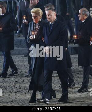 Oswiecim, Polonia. 27th Gen 2020. Presidente della Polonia Andrzej Duda con sua moglie accende candele al Monumento Internazionale Alle Vittime del fascismo all'ex campo di concentramento e sterminio nazista-tedesco KL Auschwitz II-Birkenau. 75th anniversario della liberazione di Auschwitz e del giorno della memoria dell'Olocausto. Il più grande campo di concentramento e sterminio nazista tedesco KL Auschwitz-Birkenau fu liberato dall'Armata Rossa il 27 gennaio 1945. Credito: Damian Klamka/Zuma Wire/Alamy Live News Foto Stock