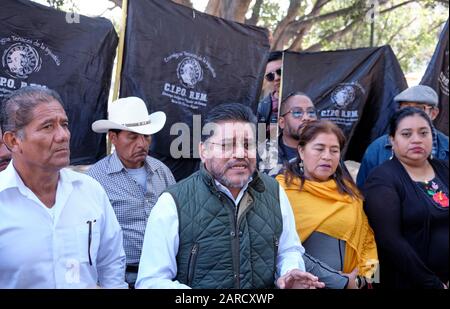 Jesús López Rodríguez, leader del fronte democratico Popolare, chiede un tavolo di dialogo con il governo di Oaxaca per rispondere alle loro richieste Foto Stock
