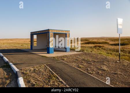 Fermata bus vuota sulla strada, in attesa del bus, Kazakistan. Foto Stock