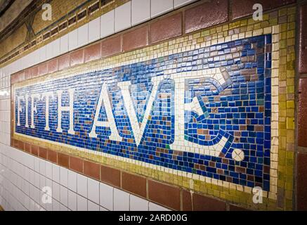 Mosaic segno alla stazione della metropolitana di Fifth Avenue a Manhattan Foto Stock