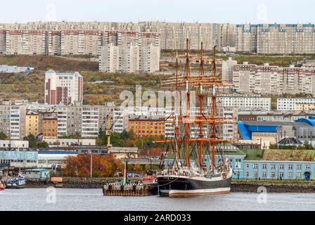 Alta nave Sedov nel porto di Murmansk con la città sullo sfondo, vista dal mare, Russia Foto Stock
