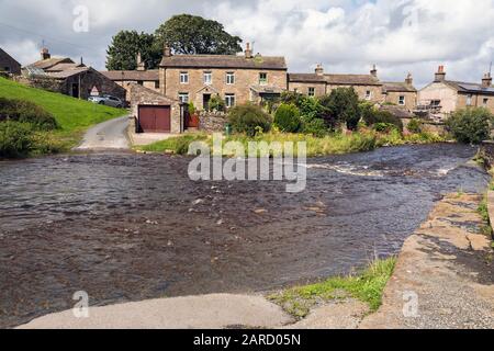 il guado attraverso Gayle Beck nel villaggio di Gayle, Yorkshire Dales National Park, North Yorkshire Foto Stock