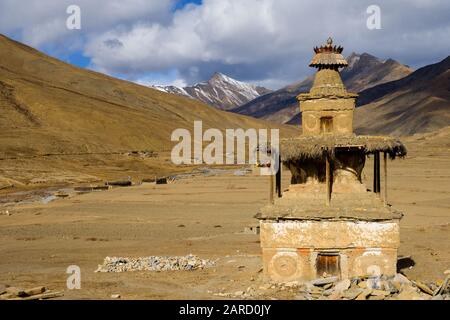 Un antico Chorten buddista presso il villaggio etnico tibetano di Tokyu vicino a Dho Tarap, visitato sul sentiero di Dampo in Nepal Himalaya Foto Stock