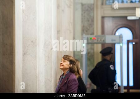 Washington DC, Stati Uniti. 27th Gen 2020. Il senatore Diane Feinstein (D-Calif) arriva al governo degli Stati Uniti il sesto giorno del processo di impeachment del Senato del presidente Donald Trump, a Washington, DC, lunedì 27 gennaio 2020. (Foto di Rod Lambey Jr./SIPA USA) Credit: Sipa USA/Alamy Live News Foto Stock