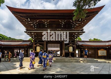 Ingresso a Meiji Jingu, un famoso santuario Shinto a Tokyo dedicato agli spiriti deificati dell'imperatore Meiji. Tokyo, Giappone, Agosto 2019 Foto Stock