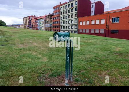 Dispenser di borse per cani a Cerro de Santa Catalina, Gijon, Asturias, Spagna Foto Stock