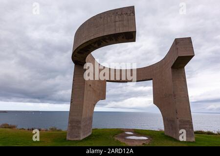 Elogio del Horizonte, scultura in cemento di fronte al mare dell'artista basco Eduardo Chillida, Gijon, Asturias, Spagna Foto Stock