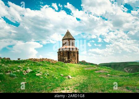 Famose rovine di Ani, Ani era una delle più grandi città dell'Armenia medievale, ma ora è solo rovinato e disabitato sito con alcuni edifici lasciati Foto Stock