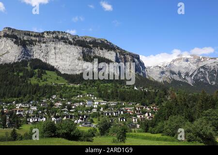 Vista sul villaggio di Flims e montagne, Svizzera Foto Stock