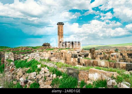 Famose rovine di Ani con la vecchia torre della moschea in piedi. ANI era una delle città più grandi dell'Armenia medievale, ma ora è solo rovinato e disabitato sito di spirito Foto Stock