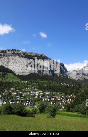 Vista sul villaggio di Flims e montagne, Svizzera Foto Stock