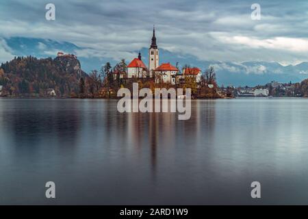 Famoso lago di Bled in Slovenia a fine autunno Foto Stock