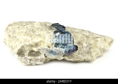 Afghanite sulla matrice di calcite di Badakhshan, Afghanistan isolato su sfondo bianco Foto Stock