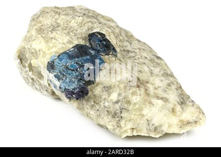 Afghanite sulla matrice di calcite di Badakhshan, Afghanistan isolato su sfondo bianco Foto Stock
