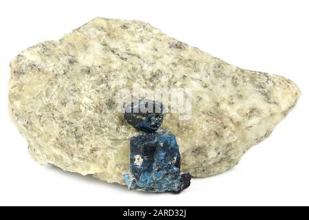 Afghanite sulla matrice di calcite di Badakhshan, Afghanistan isolato su sfondo bianco Foto Stock