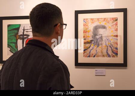 Christchurch, Bournemouth, Regno Unito. 27th gennaio 2020. Art in a Box II presenta dipinti originali su tele di 8" quadrati dipinte da personaggi famosi utilizzando materiali forniti in una scatola d'arte su misura sul tema delle canzoni ispiratrici di ‘Torch Songs’. Anteprima della mostra di stampe in mostra alla Galleria Hatch di Christchurch fino al 1st febbraio, con vista privata questa sera, prima di una mostra dei dipinti originali a Londra 10-23 febbraio. I dipinti saranno venduti successivamente con i proventi DI CALMA e Insieme per Brevi Vite. Immagine: Suggs - Cry Me A River. Credit: Carolyn Jenkins/Alamy Live News Foto Stock