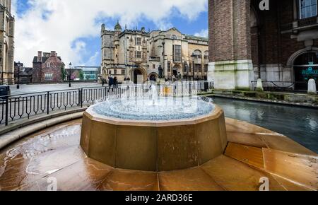 Bristol Central Library e la portineria dell'Abate con fontana in primo piano a Bristol, Somerset, Regno Unito, il 31 dicembre 2019 Foto Stock